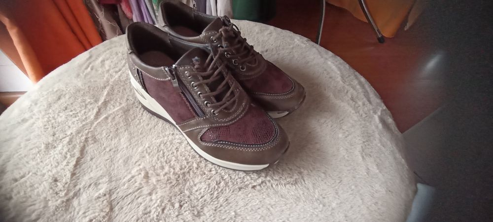 Sapatos desportivos castanhos