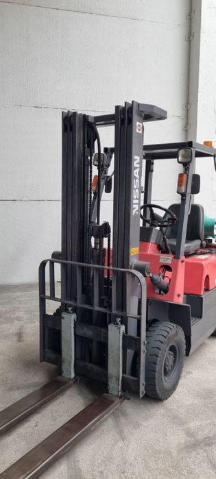 Empilhador Nissan 1500Kg - triplex