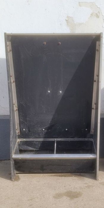 Karmnik dla świń w kolorze czarnym
