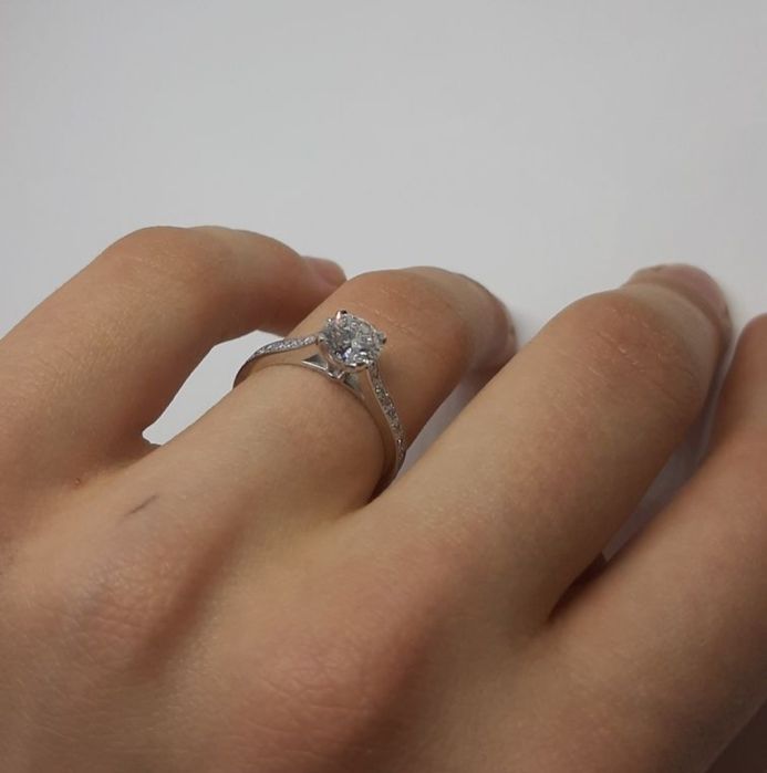 Золота каблучка, центральний натуральний діамант 1,03 ct