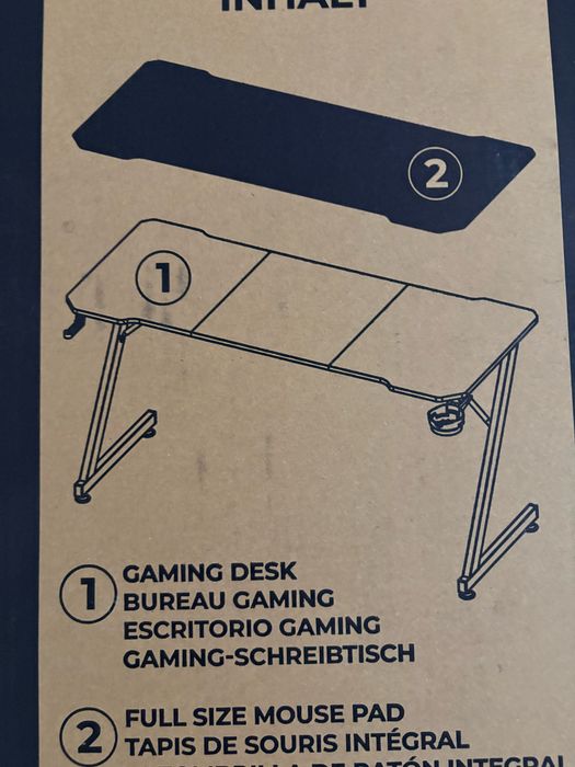 Uma mesa de computador novinho