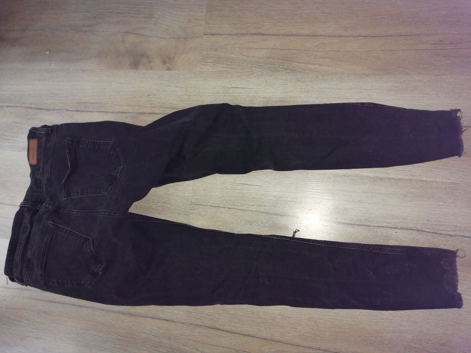 Dwie pary spodni jedne firmy Mango