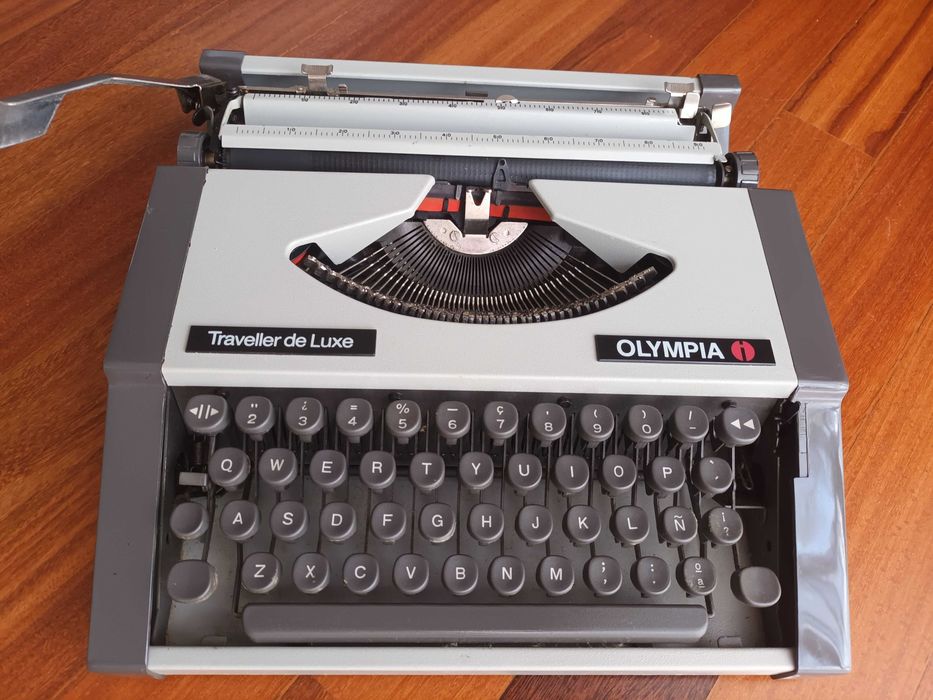 Máquina de escrever Olympia Traveller Deluxe