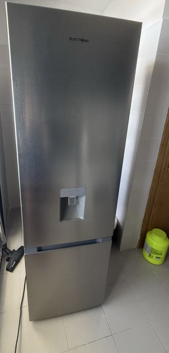 Frigorifico com deposito de água