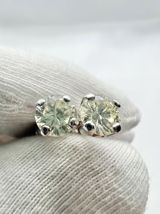 Золотые серёжки Пусеты с натуральными бриллиантами 0.88 карат. 1950$