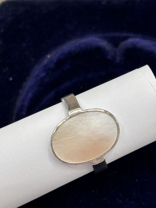 Pierścionek z masą perłową 1984