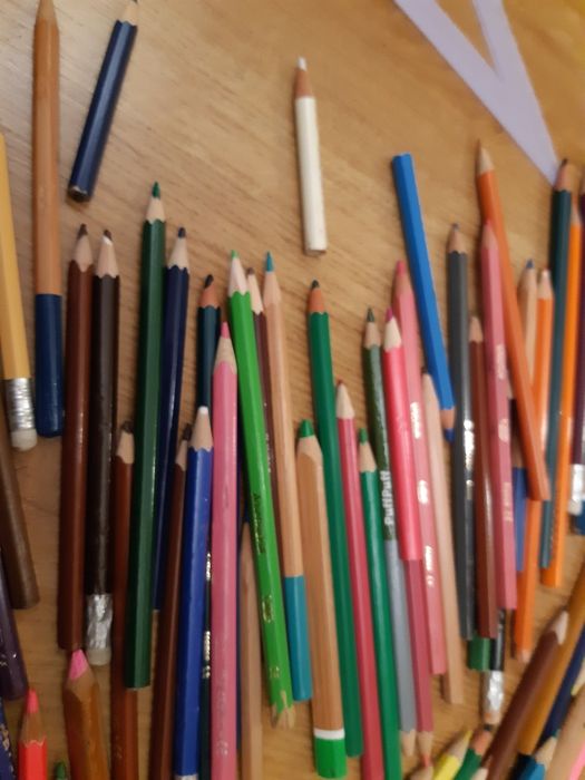 Przybory szkolne Pisaki kredki Ekierka ołówki