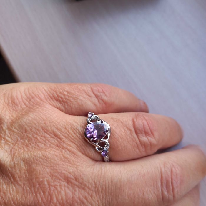 Pierscionek z fioletowa cyrkonią