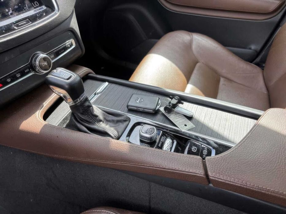 Volvo XC90      2021