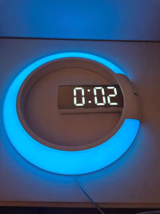 elektroniczny podświetlany zegar ścienny