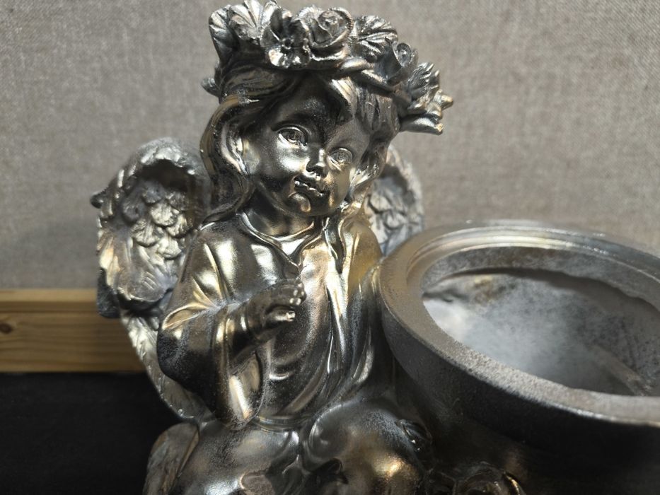 Anjo decorativo com vaso
Peça decorativa em formato de anjo com um peq