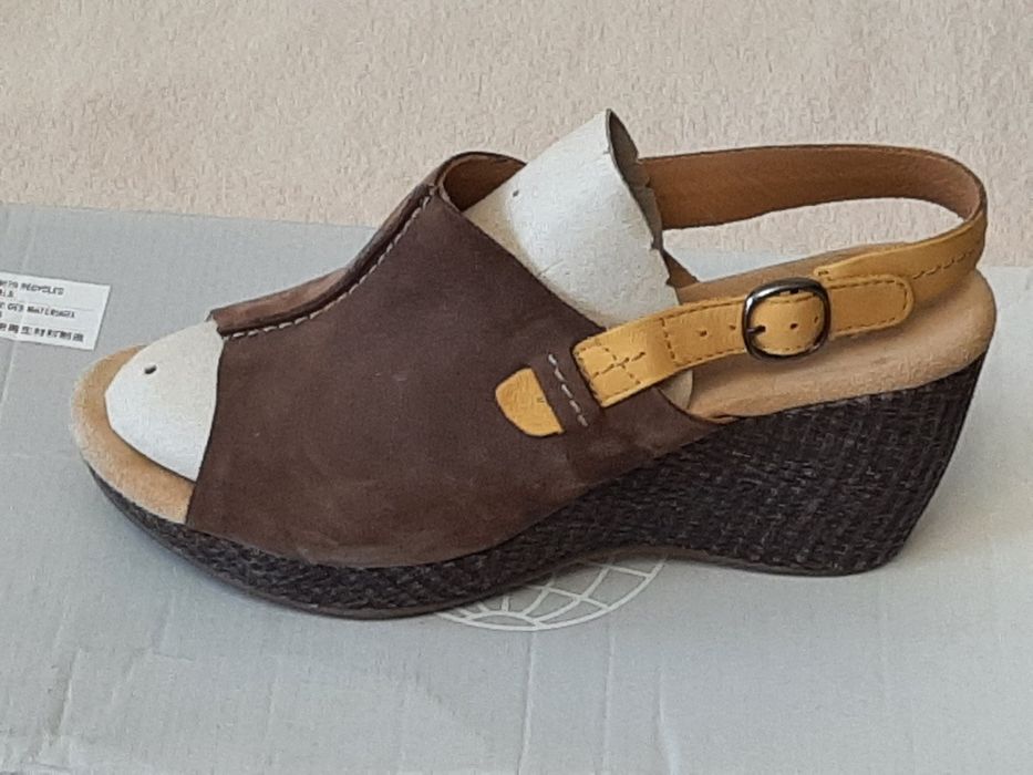 Sandały marki clarks na koturnie że skóry naturalnej roz.41