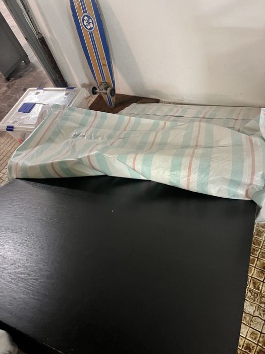 Mesa de madeora bruta com acabamento em Wengue