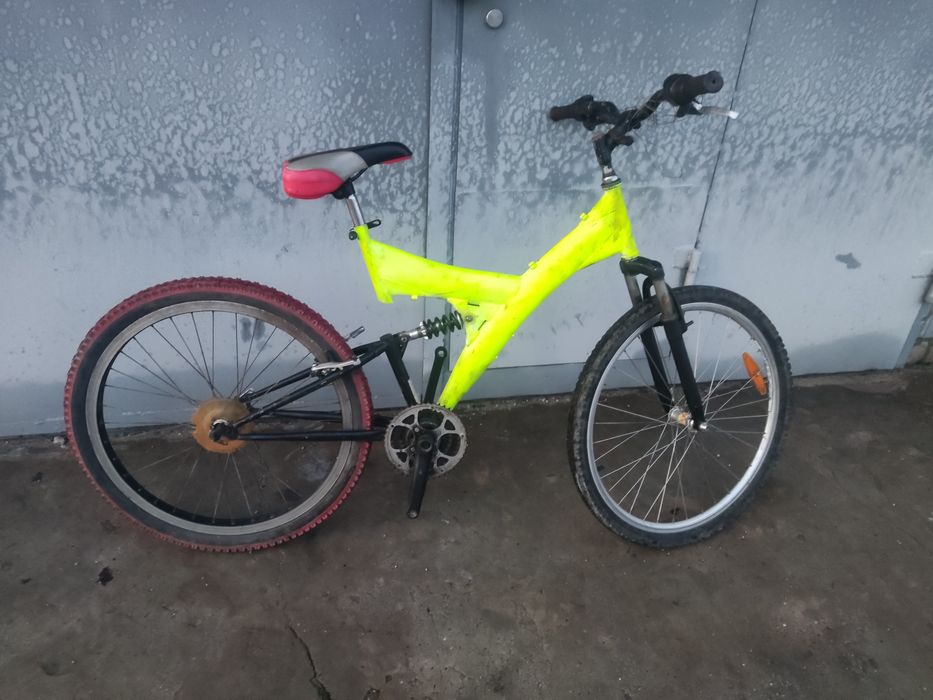 Велосипед   турист .  28 колеса. Можно по запчастям.