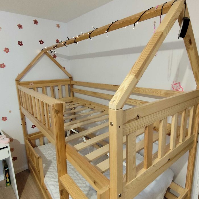 Łóżko piętrowe domek