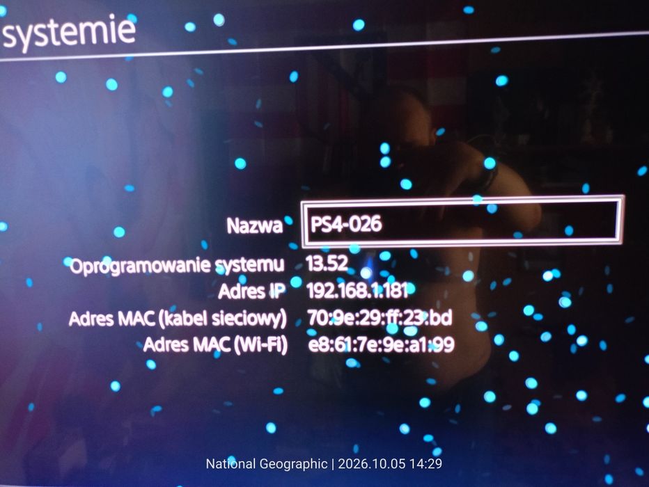 PlayStation 4 z padem i grami