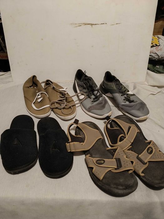 Conjunto calçado: sapatilhas, pantufas e chinelos
