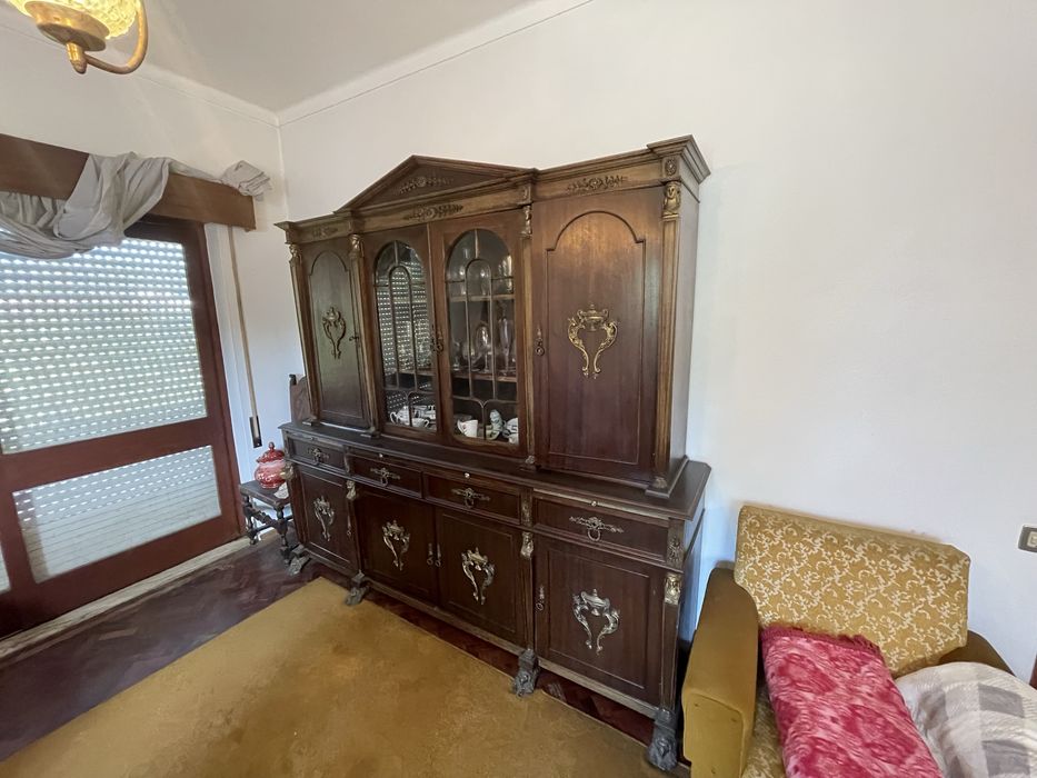 Móvel antigo de sala em madeira maciça com detalhes em bronze