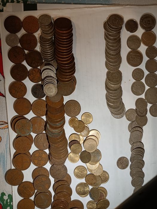 Grande variedade de moedas para coleção