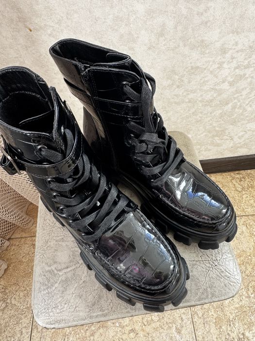 Ботінки жіночі лакові