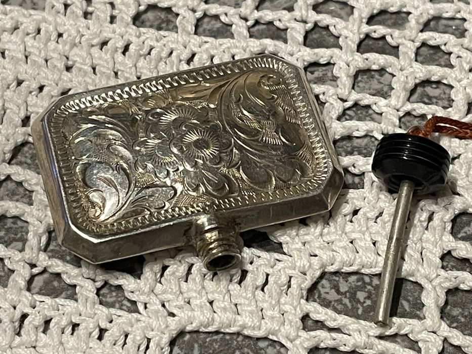 Stara srebrna perfumetka pięknie zdobiona