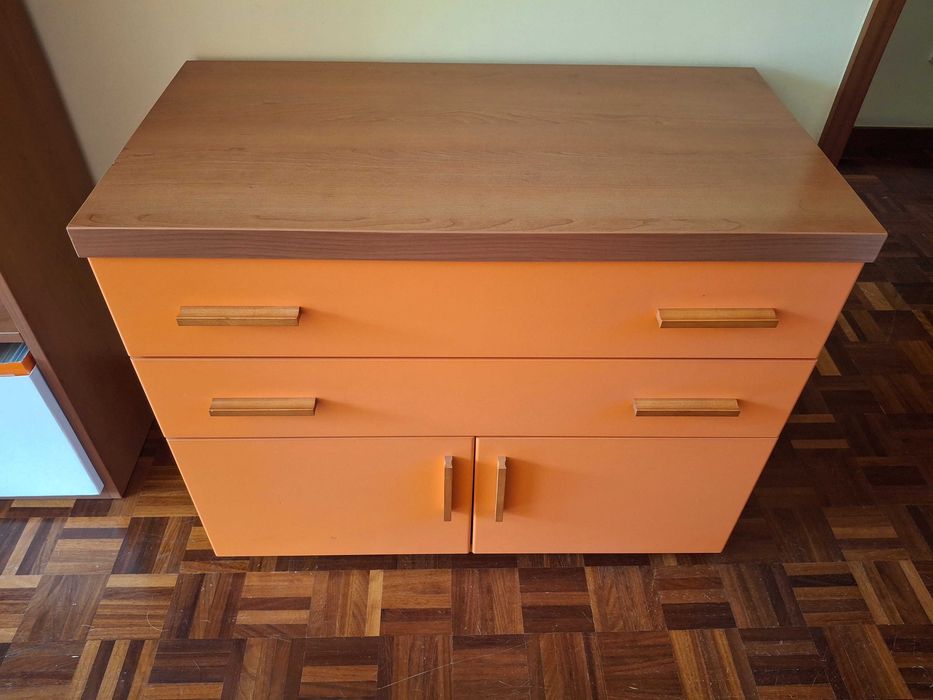 Cómoda com 2 Gavetas e 2 Portas - Excelente Arrumação