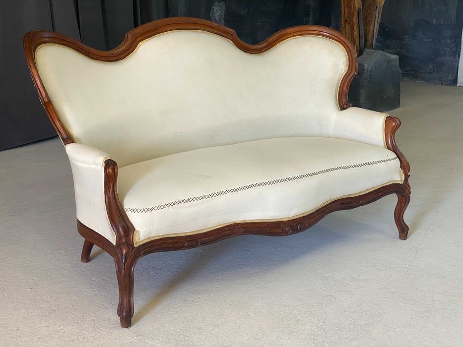 Elegancka sofa ludwikowska, rzeźbiona rama, klasyczna forma