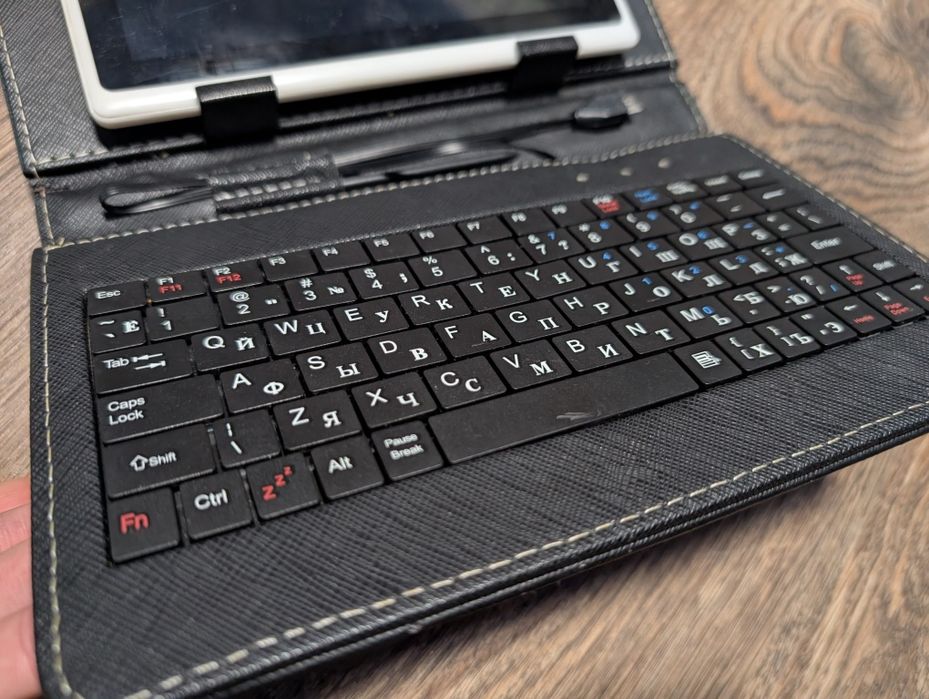 Планшет з клавіатурою-чохлом