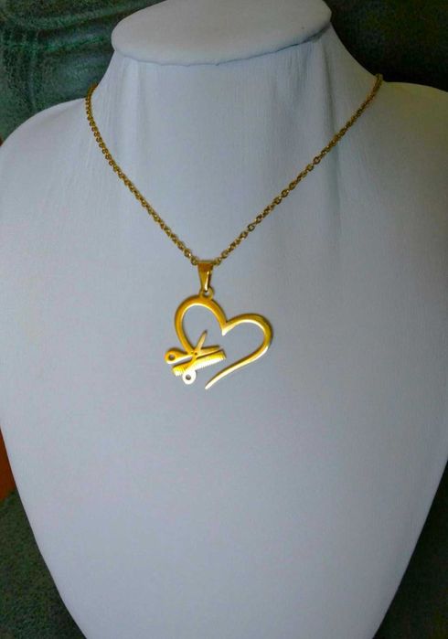 Colar Aço Dourado c/ Tesoura e Pente no Coração Cabeleireira NOVO