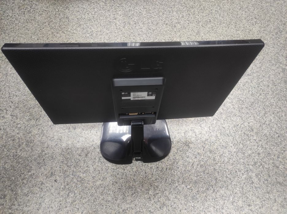 Монитор LG 20m47d-b 20", блок питания, кабель vga
