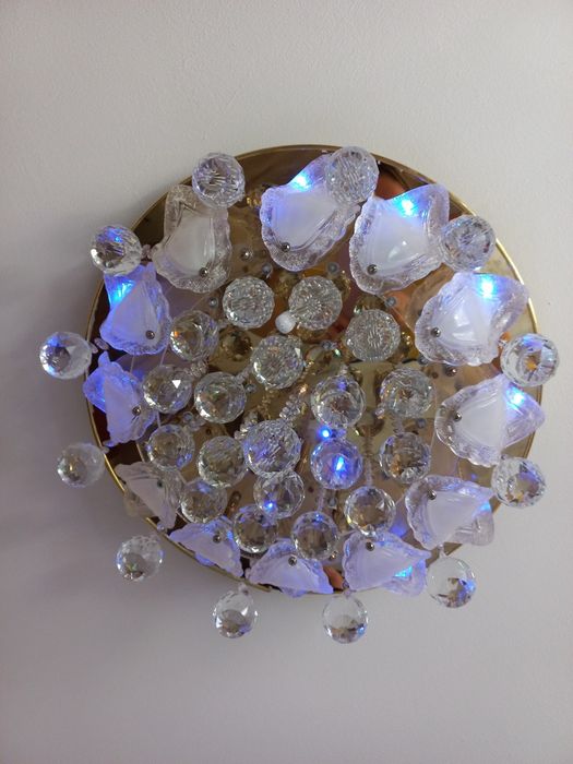 Продам люстру в стані нової