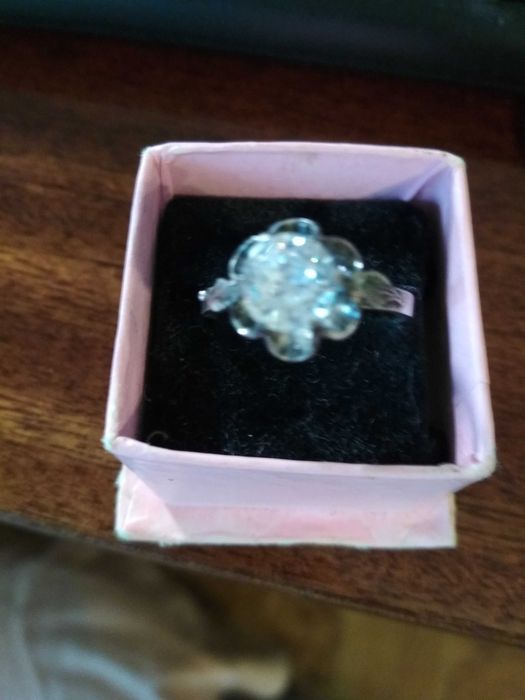 Красивое кольцо из серебра с  фианитом.