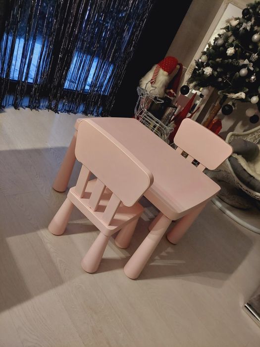 Stoliczek z krzesłami dla dziewczynki