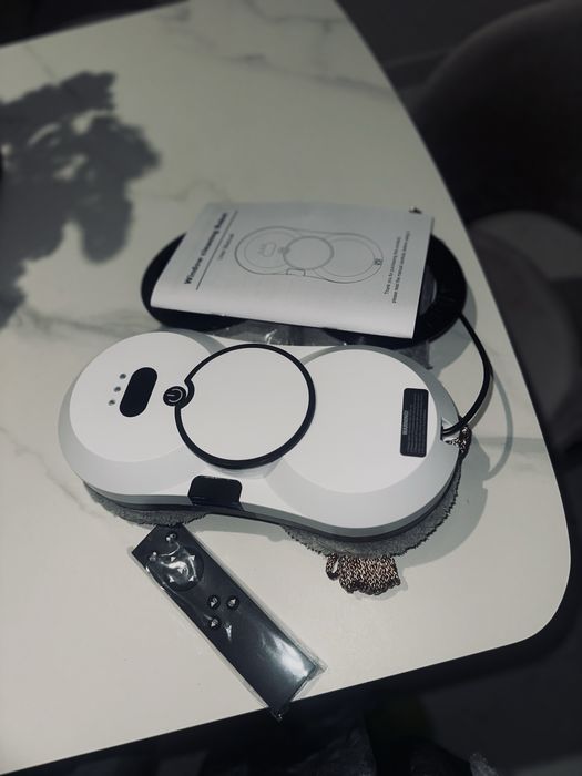 Робот пилосос для миття вікон