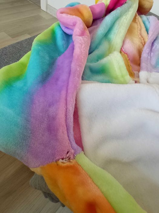 Tęczowa piżama jednoczęściowa jednorożec kombinezon r S