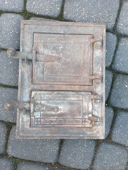 Drzwiczki żeliwne.
