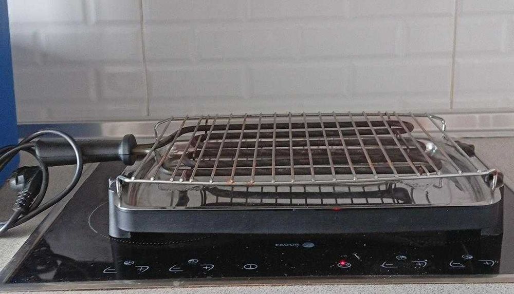 Churrasqueira elétrica de mesa — inox, usada