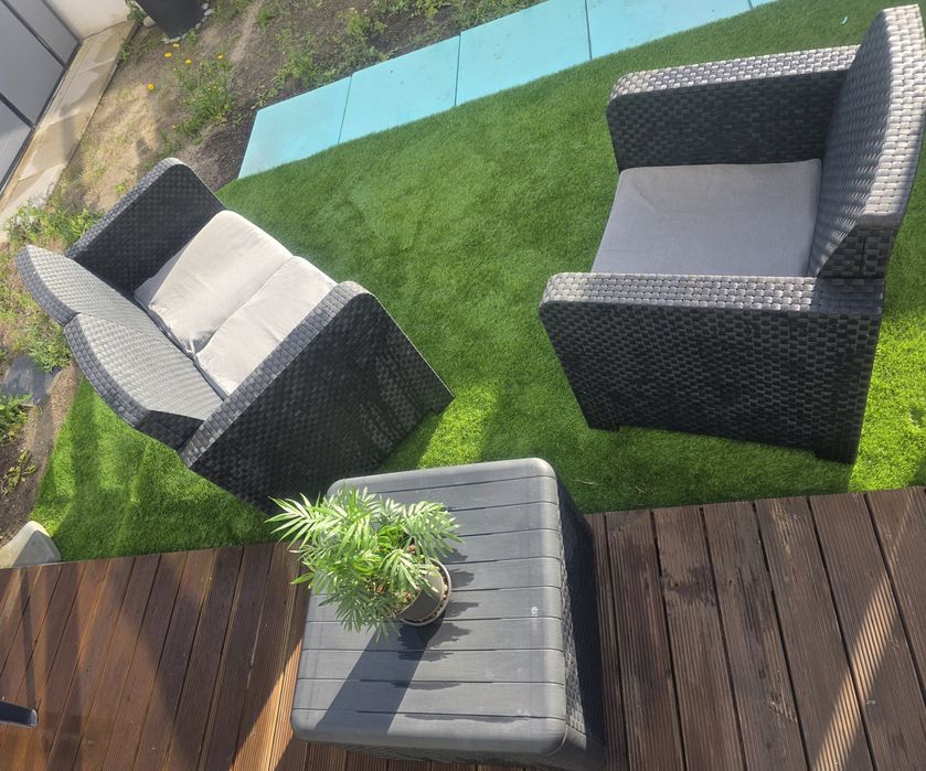 Conjunto de Jardim Moderno com Almofadas – Sofá 2 lugares + Poltrona + Mesa com arrumação