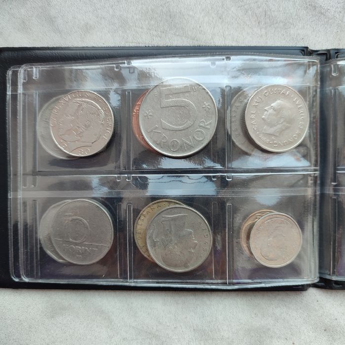 Album/klaser z monetami.