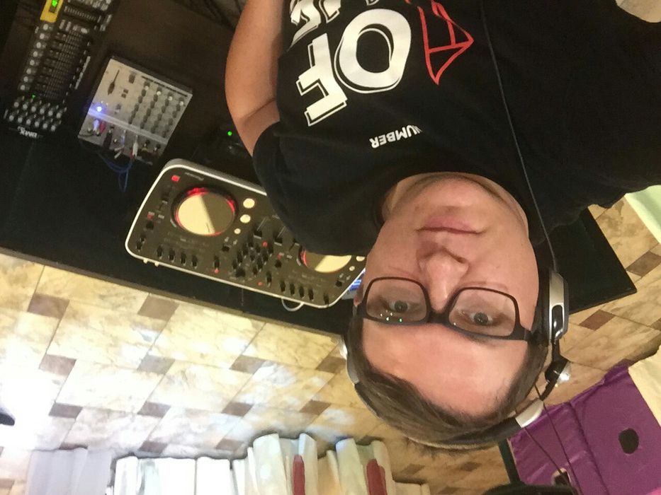 Ді-джей. DJ. На ваше круте свято! Є ФОП.