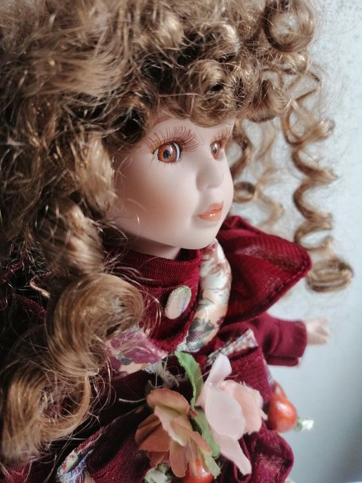 Stara porcelanowa laleczka