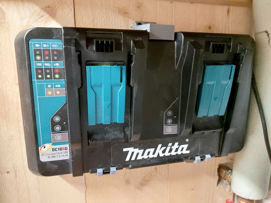 Настінне кріплення для зарядного пристрою Makita DC18RC / DC18RD