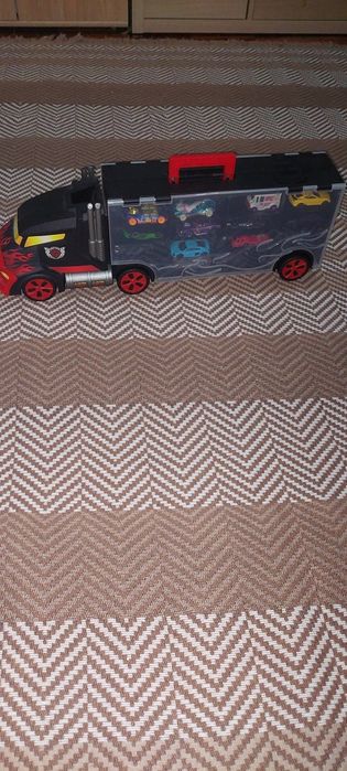 Camião transportador de carros e pista