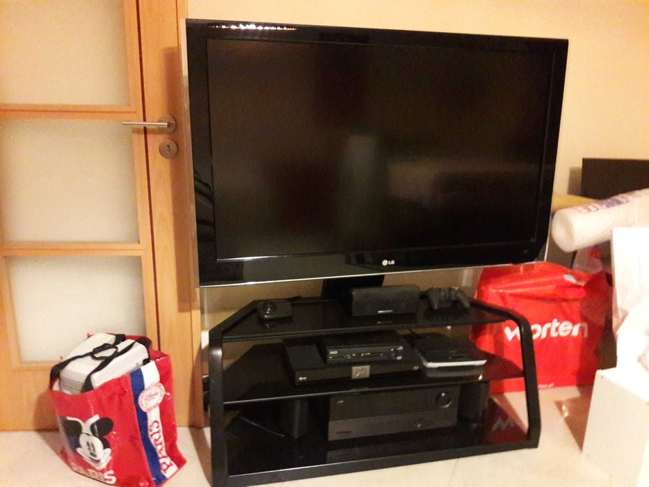 Armário TV em vidro temperado com coluna para fios