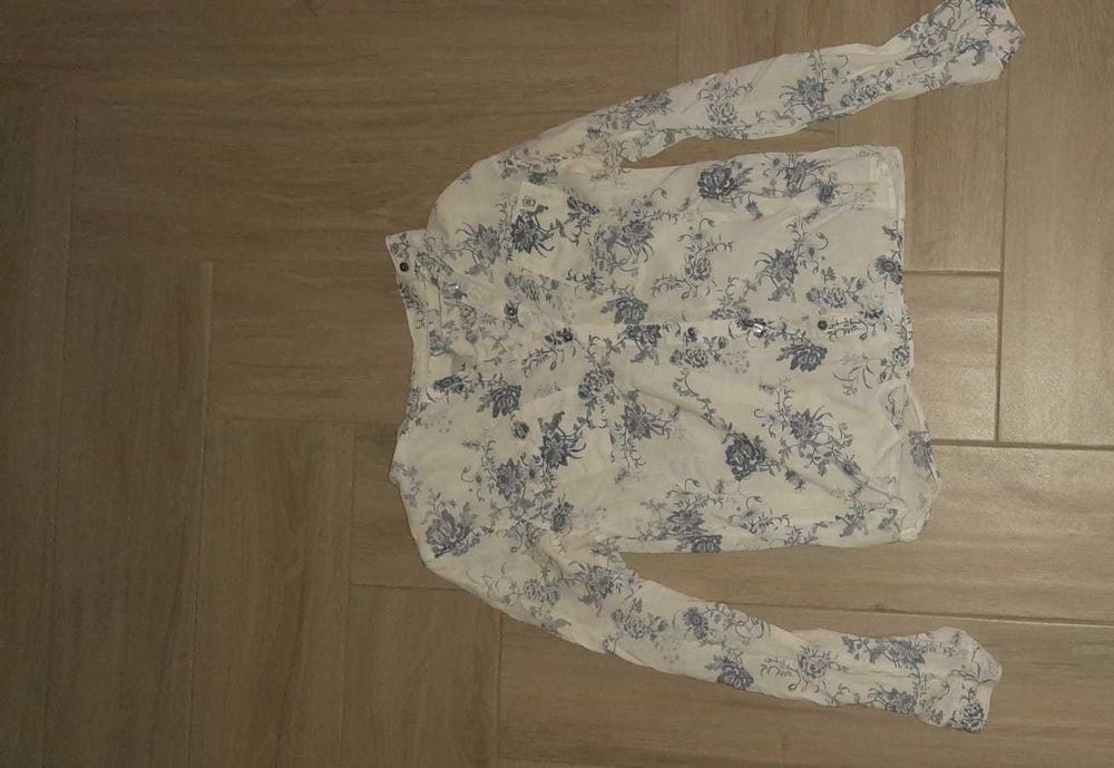 Camisa branca com estampado azul