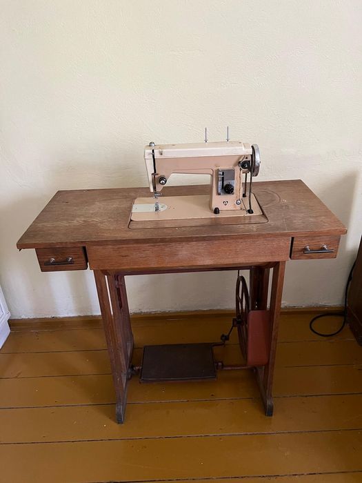 Maszyna do szycia że stolikiem łucznik zabytkowa