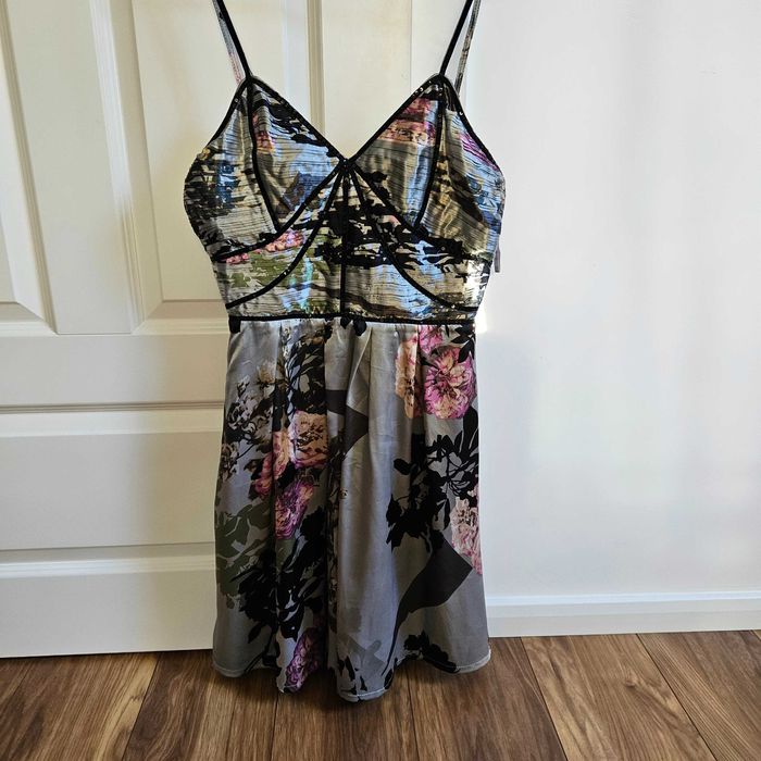 Piękna sukienka Uttam Boutique S