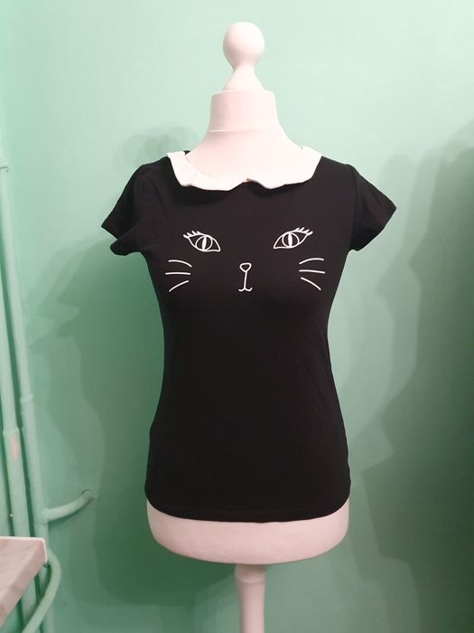 Urocza koszulka z kocim pyszczkiem i białym kołnierzykiem dark kawaii