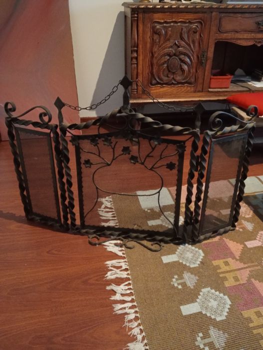 Peça única frente de lareira feito em ferro furejado