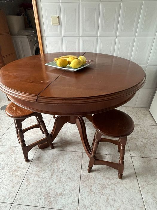 Mesa de cozinha e bancos